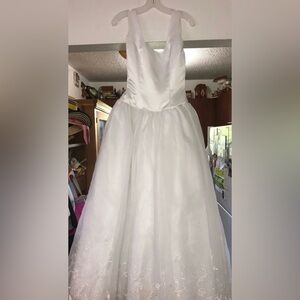 Elegant White Sleeveless Dress with Floral Details